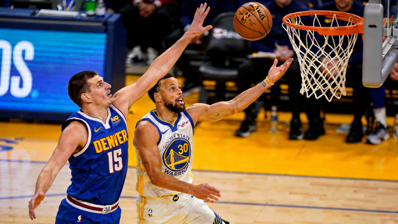 NBA金州勇士对阵丹佛掘金的常规赛投篮瞬间