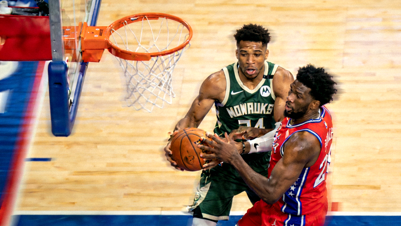 NBA密尔沃基雄鹿对阵费城76人的内线对抗画面